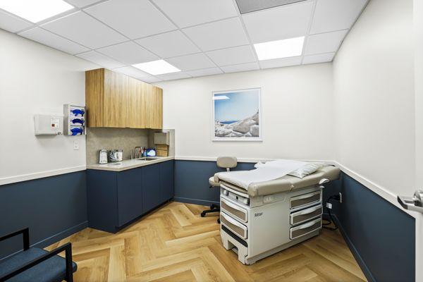 Hygienic exam room at Mederi Urgent Care Glendale with modern equipment