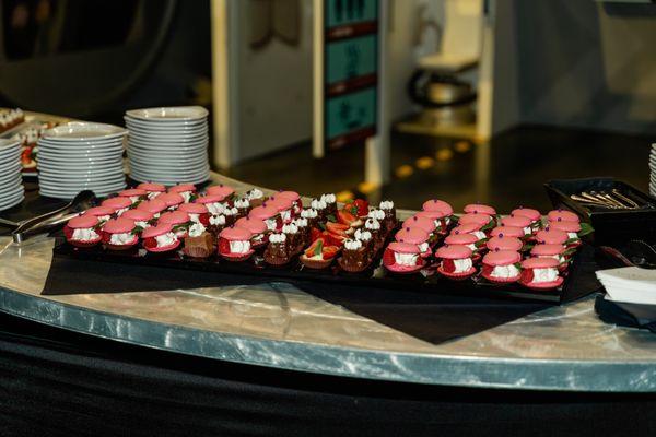 Mini Macarons and Diablotin