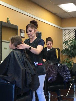 Laura dejando hermosa como siempre a mi hija.