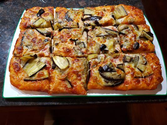 Square pizza (Eggplant, mozzarella, bacon) for every occasion