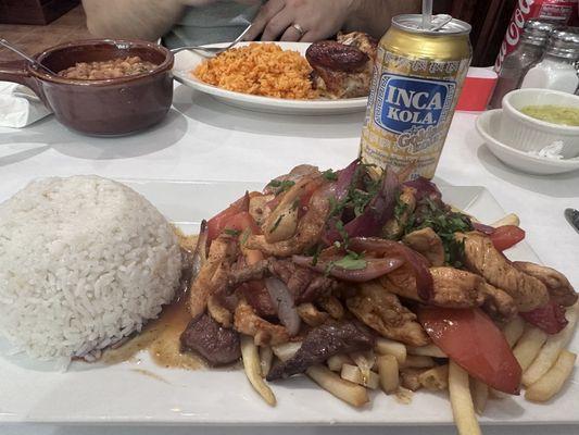 Lomo saltado con carne y pollo