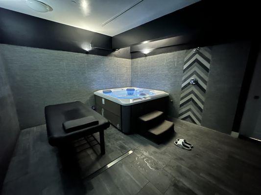 Wet room with lockers , free regular shower facilities , private jacuzzi , table shower/ body scrub !