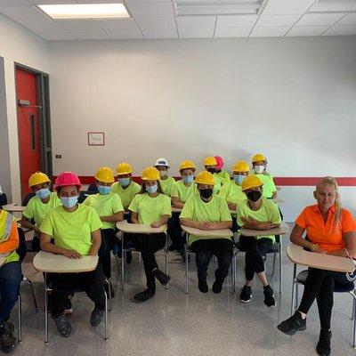 Con nuestro personal trabajando con un cliente en Limpieza final de Construccion