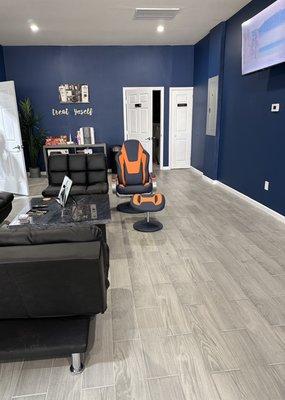 Great lounge with complimentary drinks and snacks! They offered to make me ramen. Super impressed!