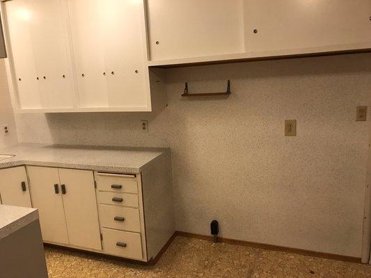 Laminate countertop and backsplash in Graphite multispec with white base