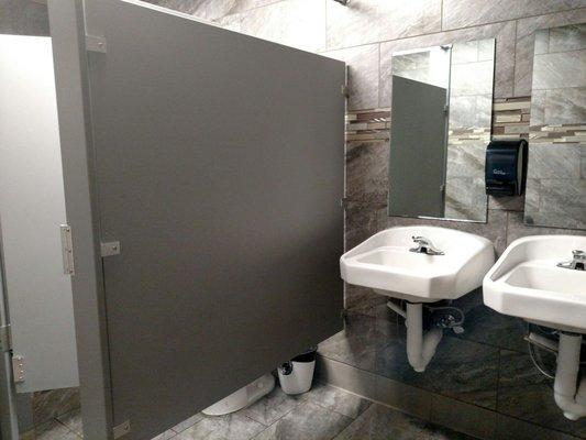 The best gas station restroom that ever existed! Clean, nicely remodeled, well-stocked, didn't stink nor have graffiti. Just tiny stalls. :)