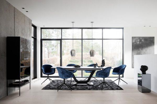 Alicante dining table in dark gray stone ceramic, Adelaide dining chair in blue velvet quilt fabric 3001 and Lisbon glass cabinet