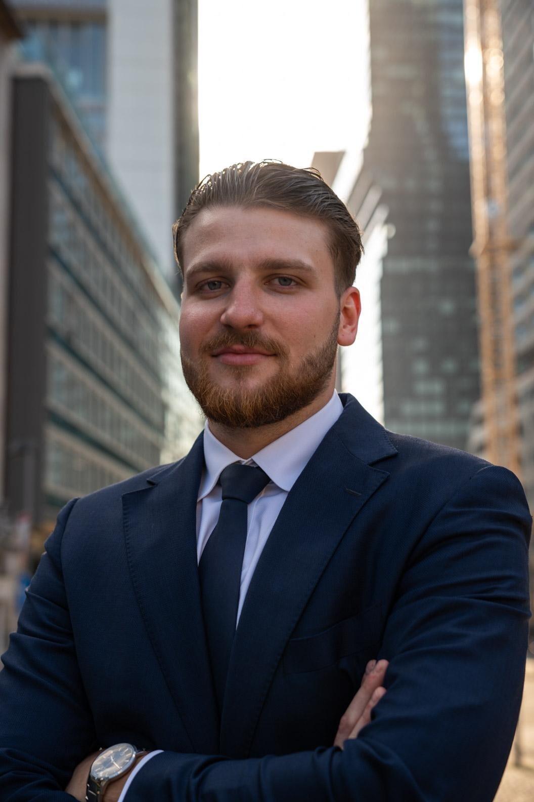 Julian Patalan, Selbstständiger Finanzberater für die Deutsche Bank