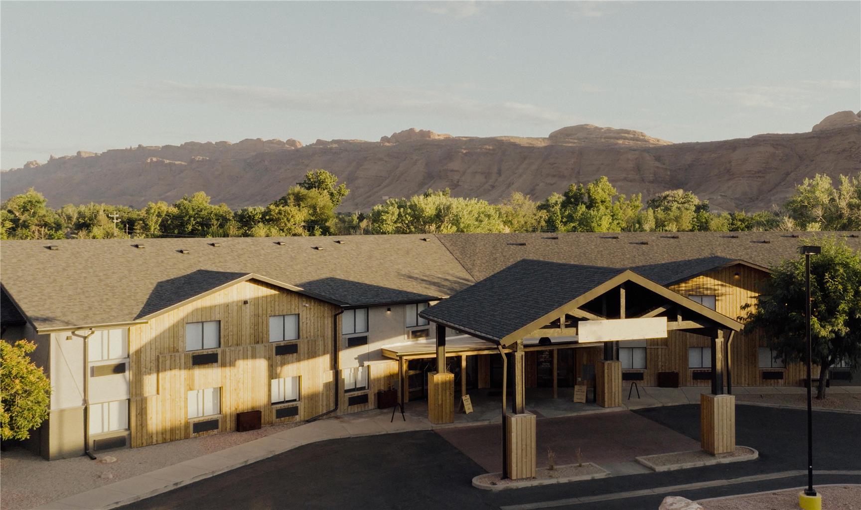 Slackline Moab, Outset Collection by Hilton