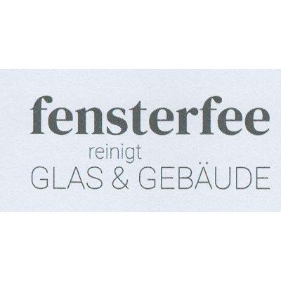 fensterfee reinigt Glas und Gebäude