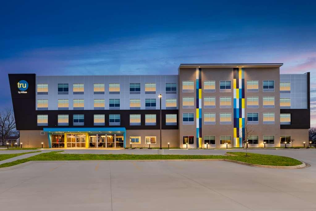 Tru by Hilton Oshkosh