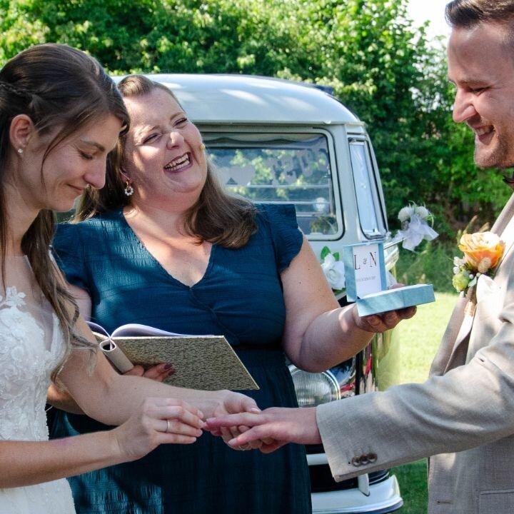Freie Rednerin und Hochzeitssängerin Simone Kujawa