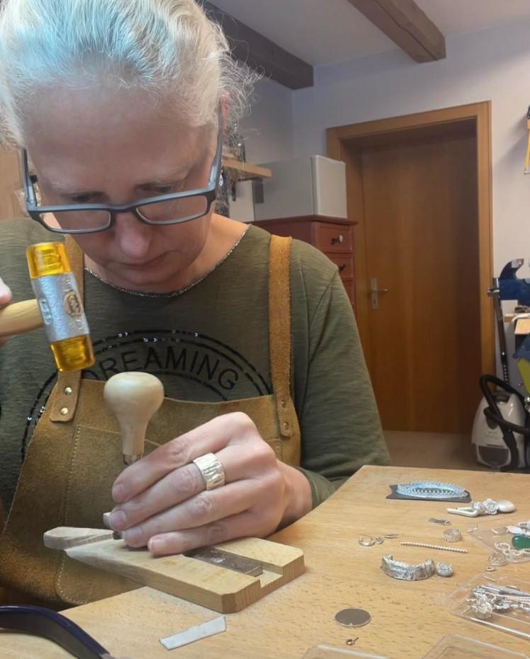 Grit Gewald / Grits Schmuckwerkstatt „ HÄNG‘ DI O „