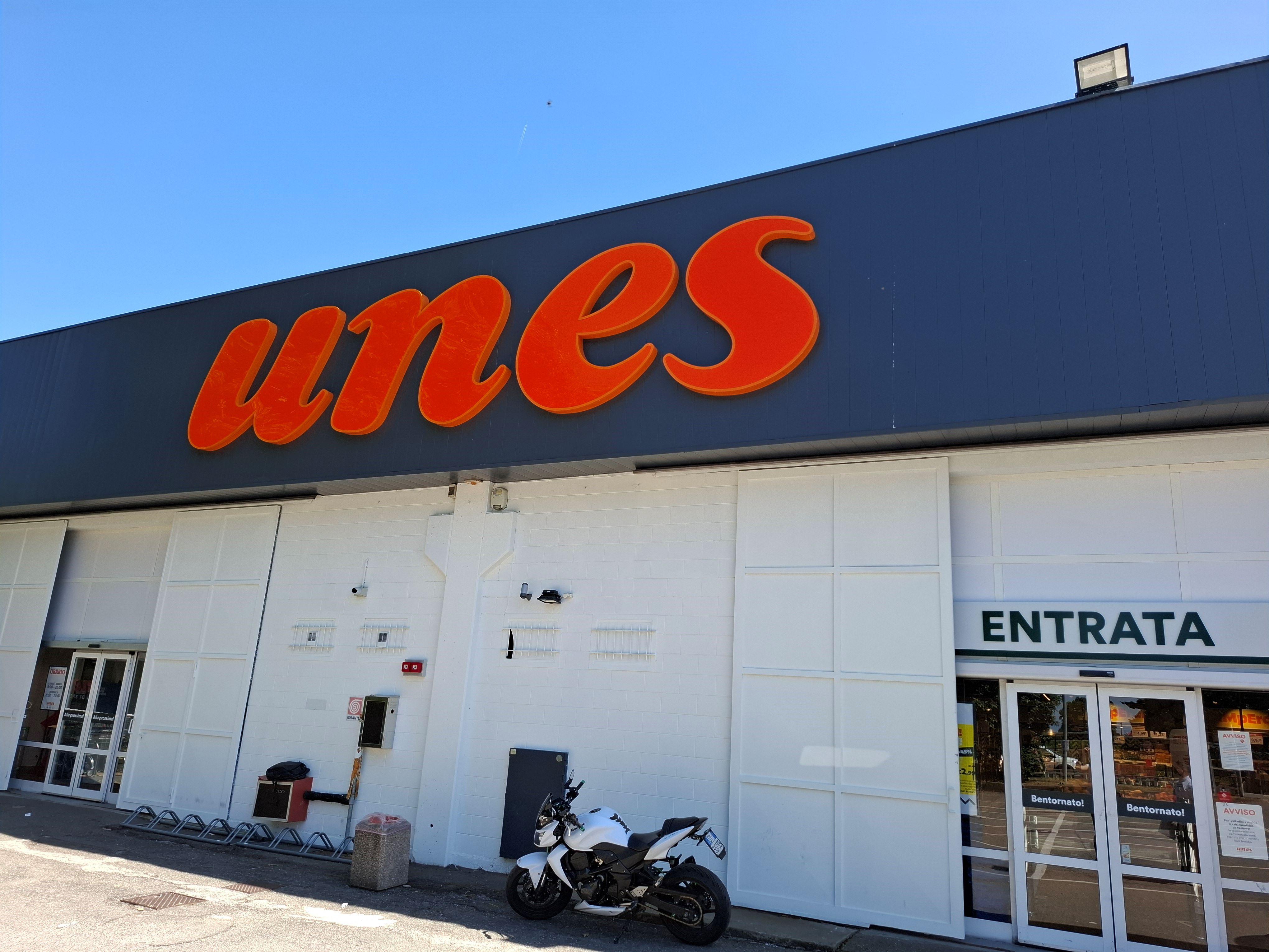 Unes