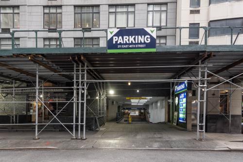 Centerpark East 47th Street Parking Garage