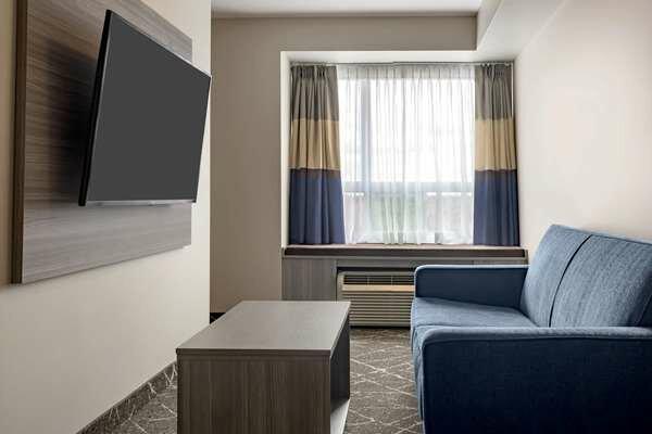 Microtel Inn & Suites Montreal Airport-Dorval QC
