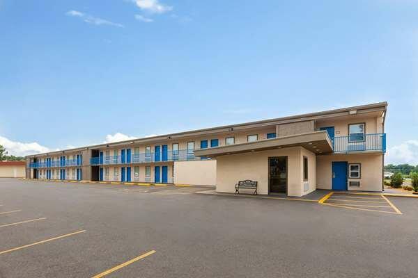 Super 8 by Wyndham Paducah I-24 Exit 4