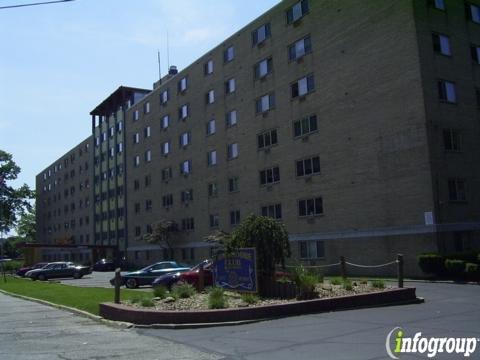 Commodore Club Apartments