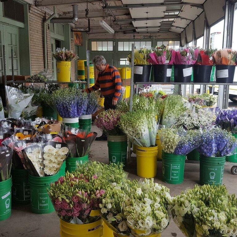 Arnie's International Flowers