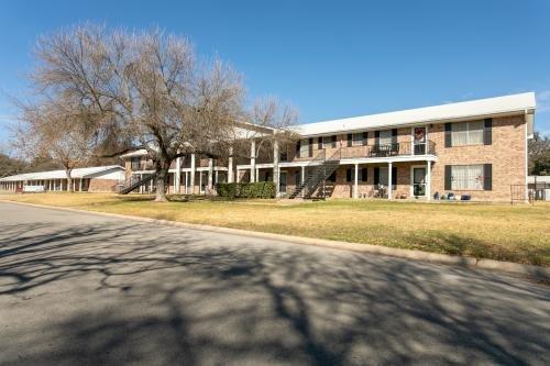 Colonial Oaks Apartments