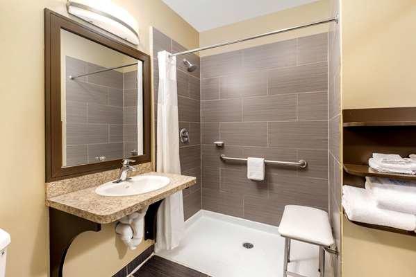La Quinta Inn & Suites by Wyndham Oshawa