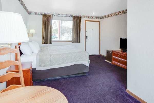 Super 8 by Wyndham Mackinaw City/Beachfront Area