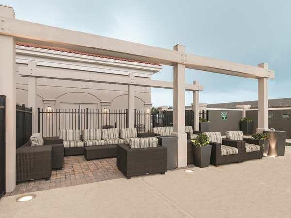 La Quinta Inn & Suites by Wyndham Arlington North 6 Flags Dr