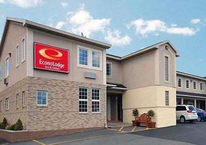 Econo Lodge Inn & Suites Airport