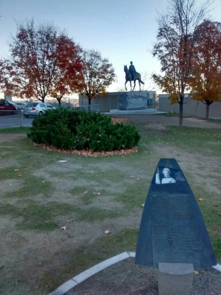 Queen Elizabeth II Equestrian Statue