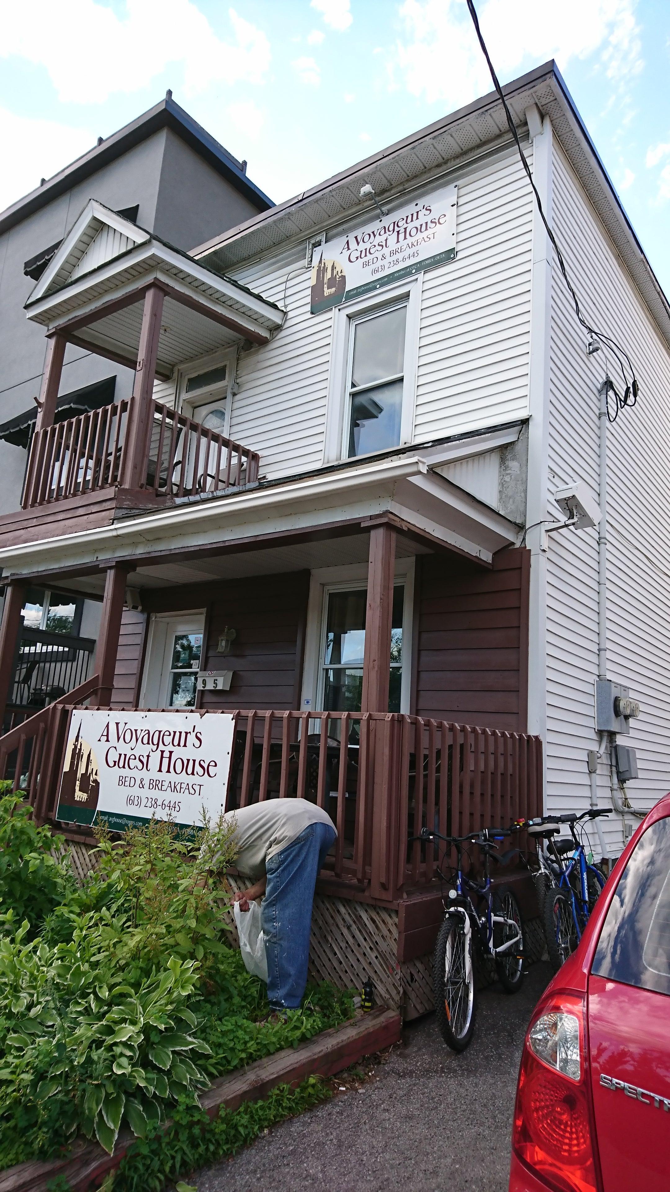 A Voyageurs Guest House Bed & Breakfast