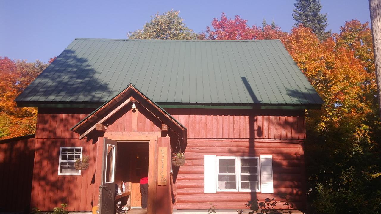 Wolf Den Hostel & Nature Retreat