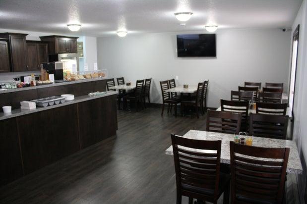La Crete Inn & Suites
