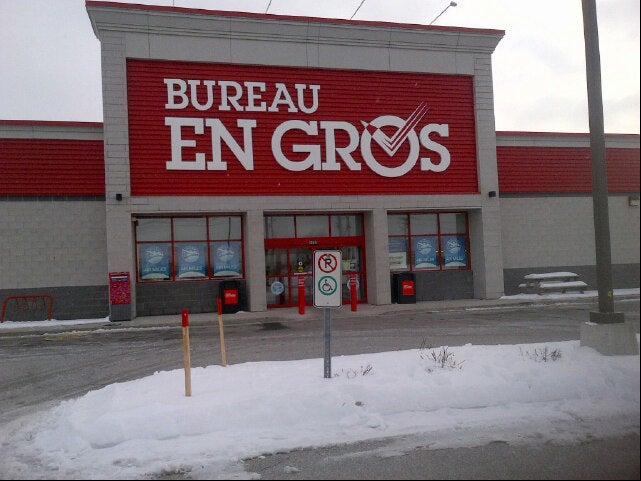 Robert-Bourassa / Face au Bureau en Gros