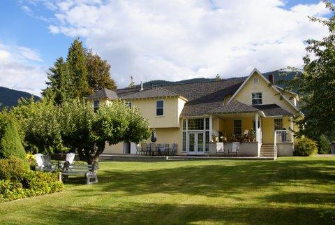 Genelle House B&B Guest House