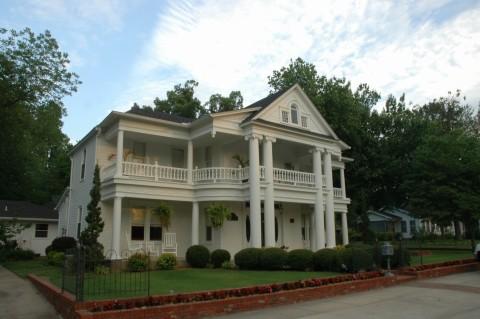 The Carriage House Inn