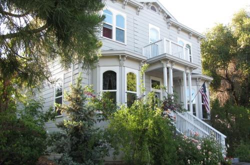 Yosemite Rose Bed & Breakfast