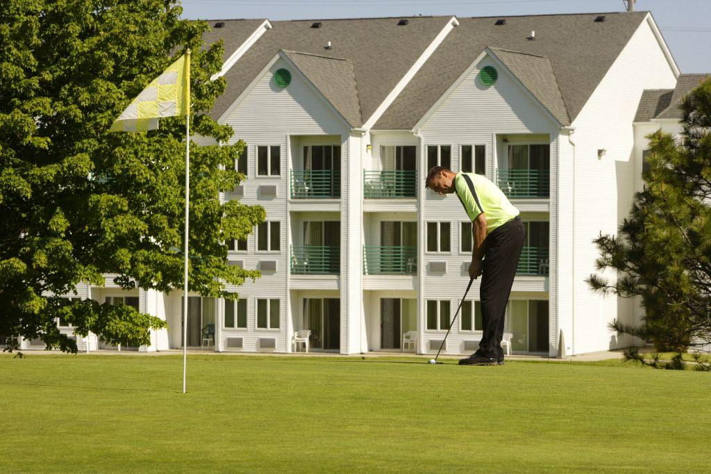 Lakeview Hills Golf Resort & Wedding Venue