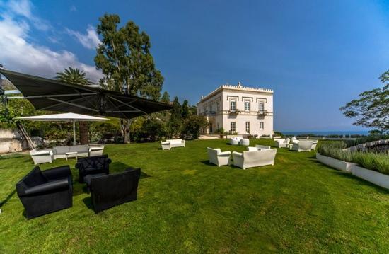 Mon Repos Luxury Suites