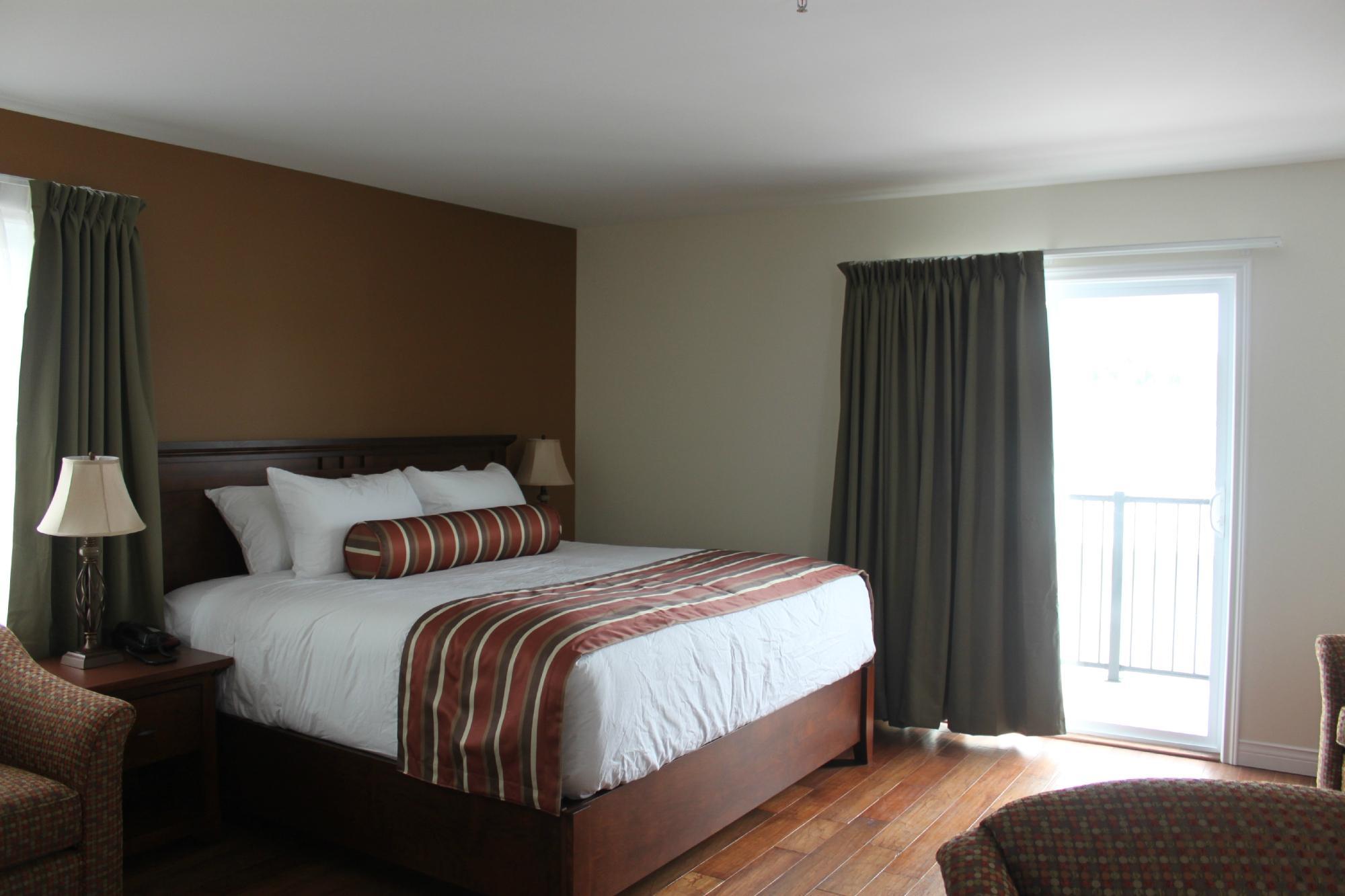 Lanes Riverhouse Inn & Cottages