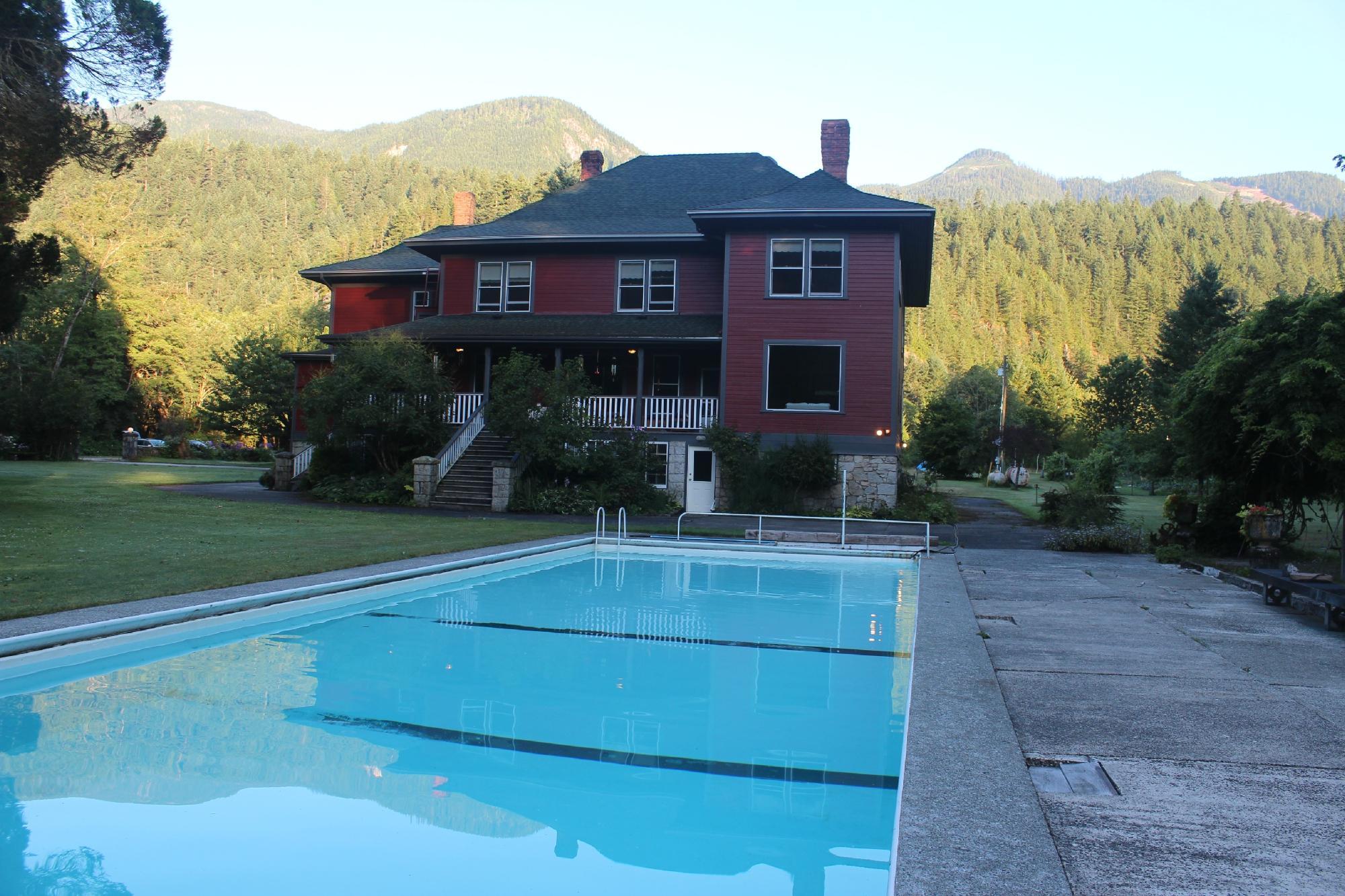 Sasquatch Crossing EcoLodge