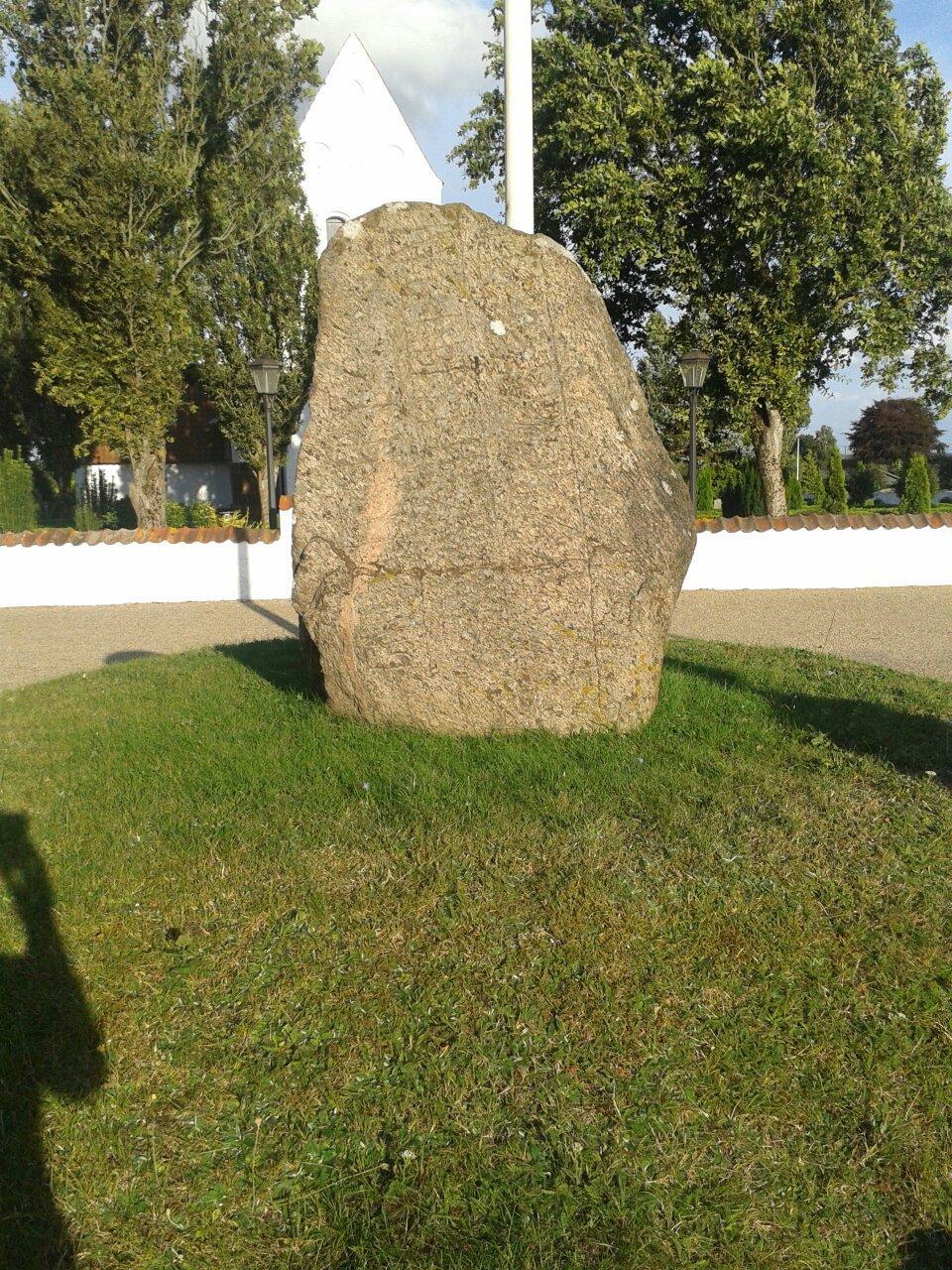 Runestenen Ved Baekke Kirke