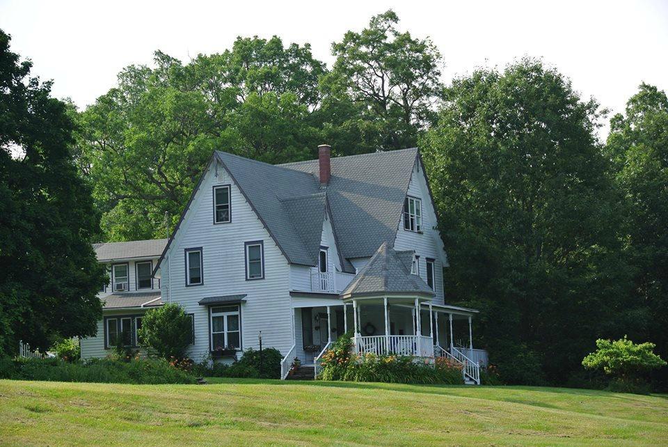 Lake House Bed and Breakfast & Cottage