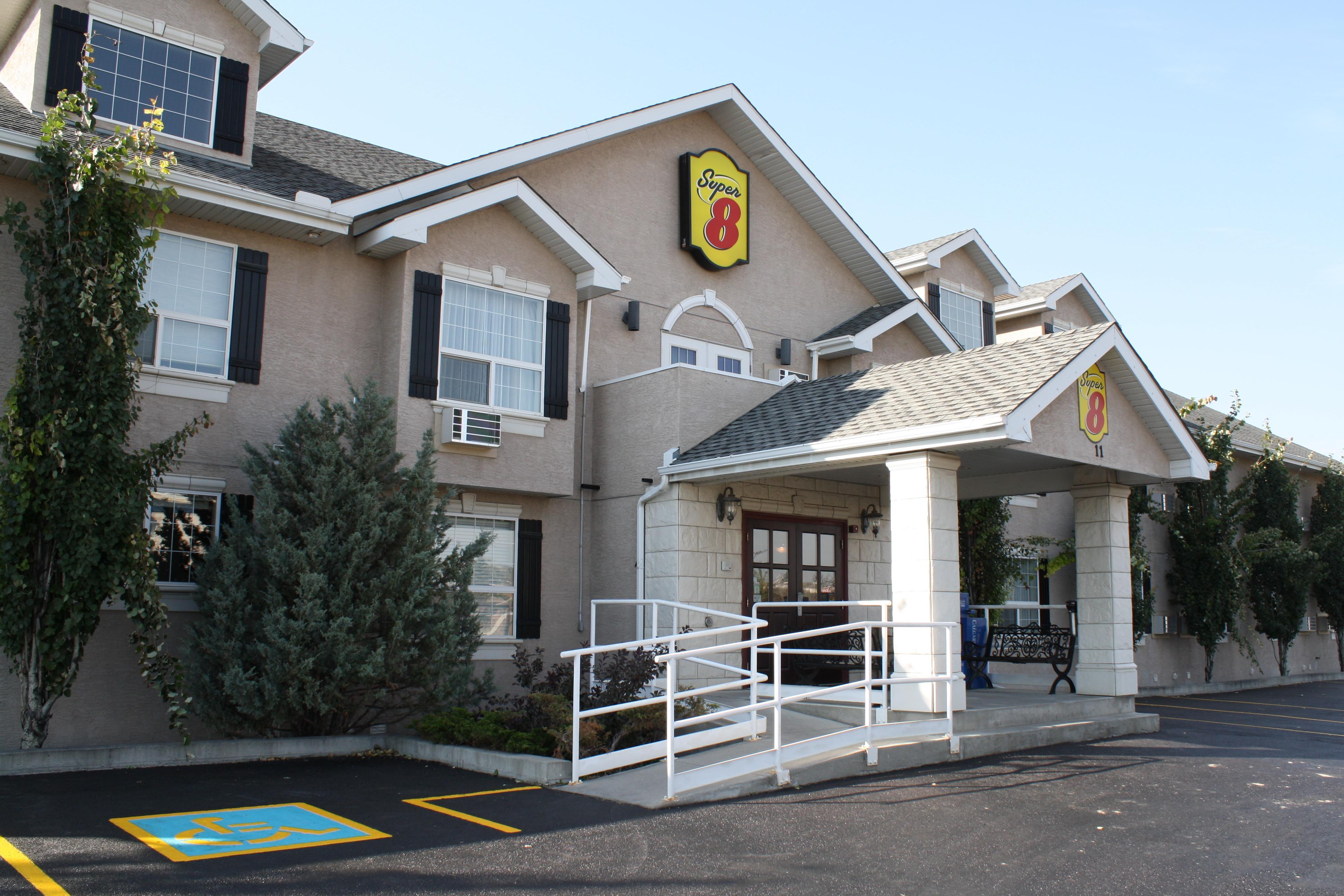 Super 8 by Wyndham Cochrane