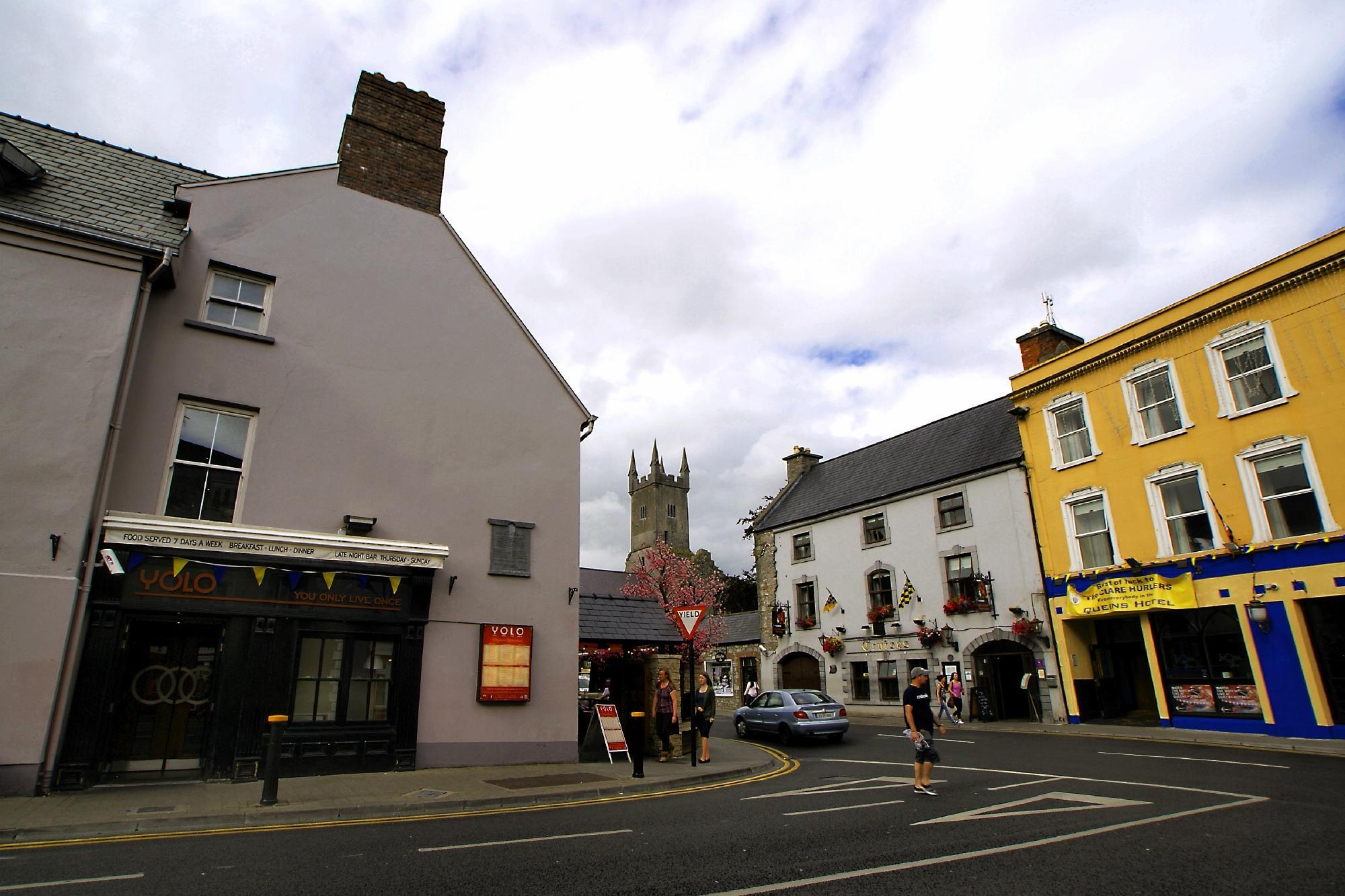 Yolo Bar & Restaurant