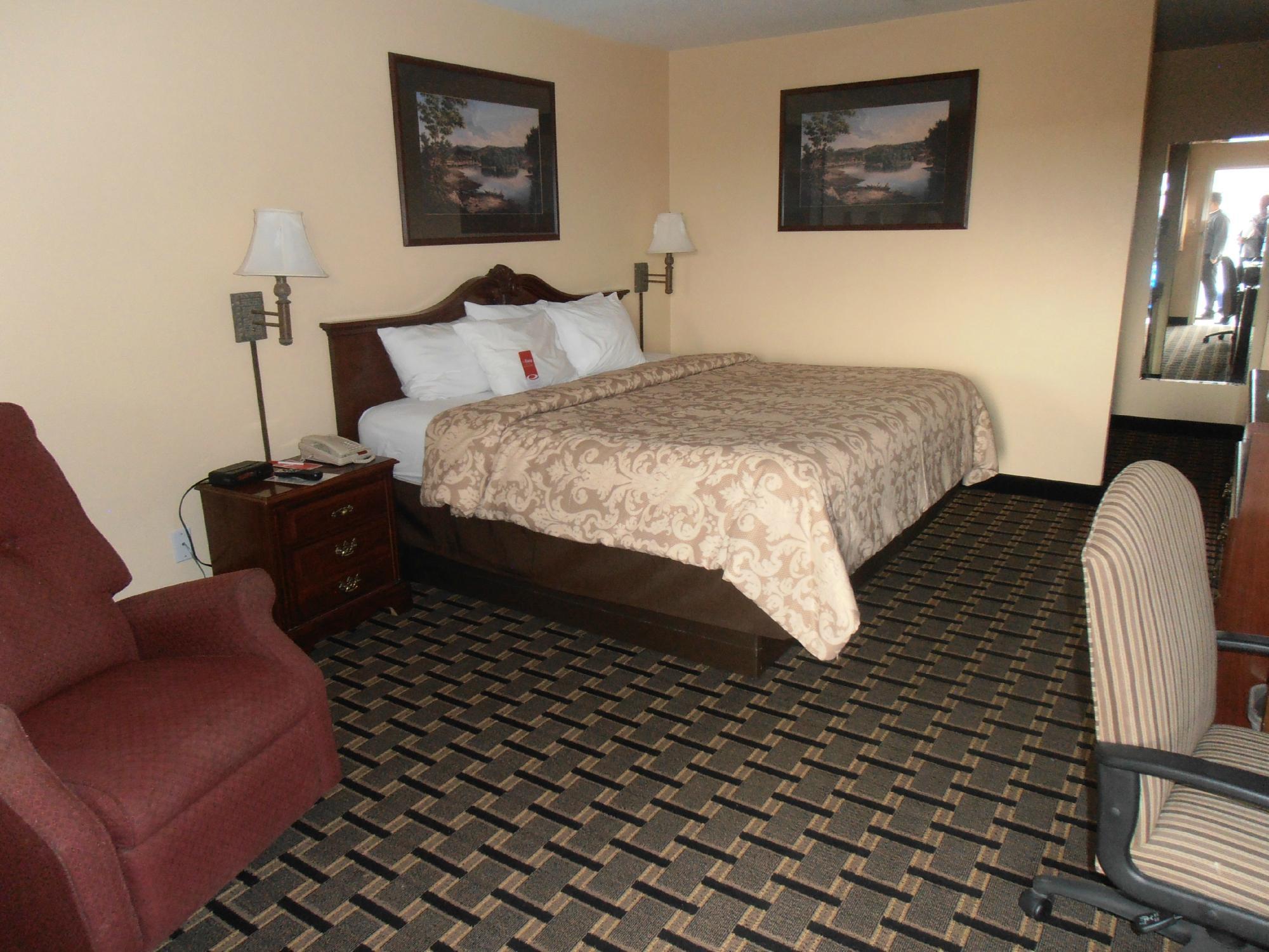 Econo Lodge Inn & Suites