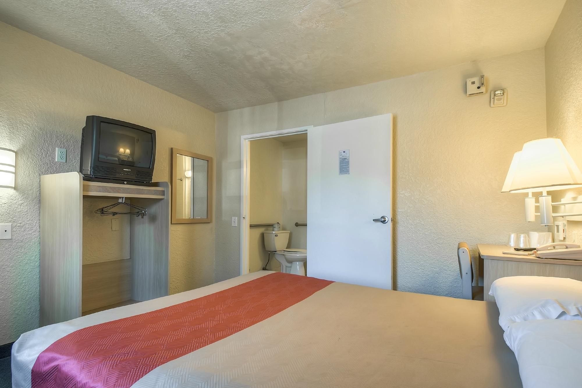 Motel 6-Buena Park CA - Knotts Berry Farm - Disneyland
