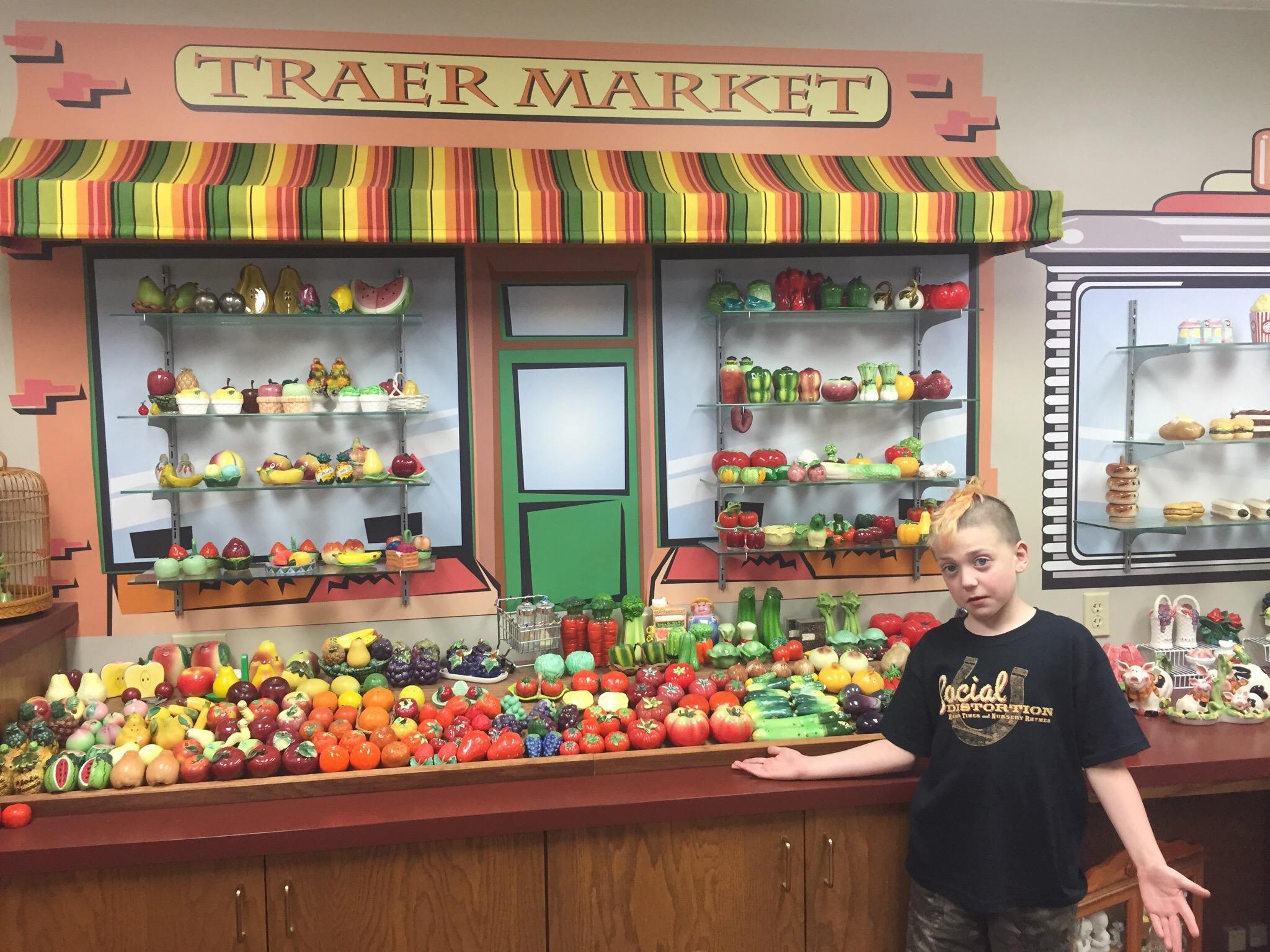 Traer Salt and Pepper Shaker Gallery