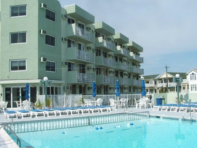 Diplomat Condominium Club