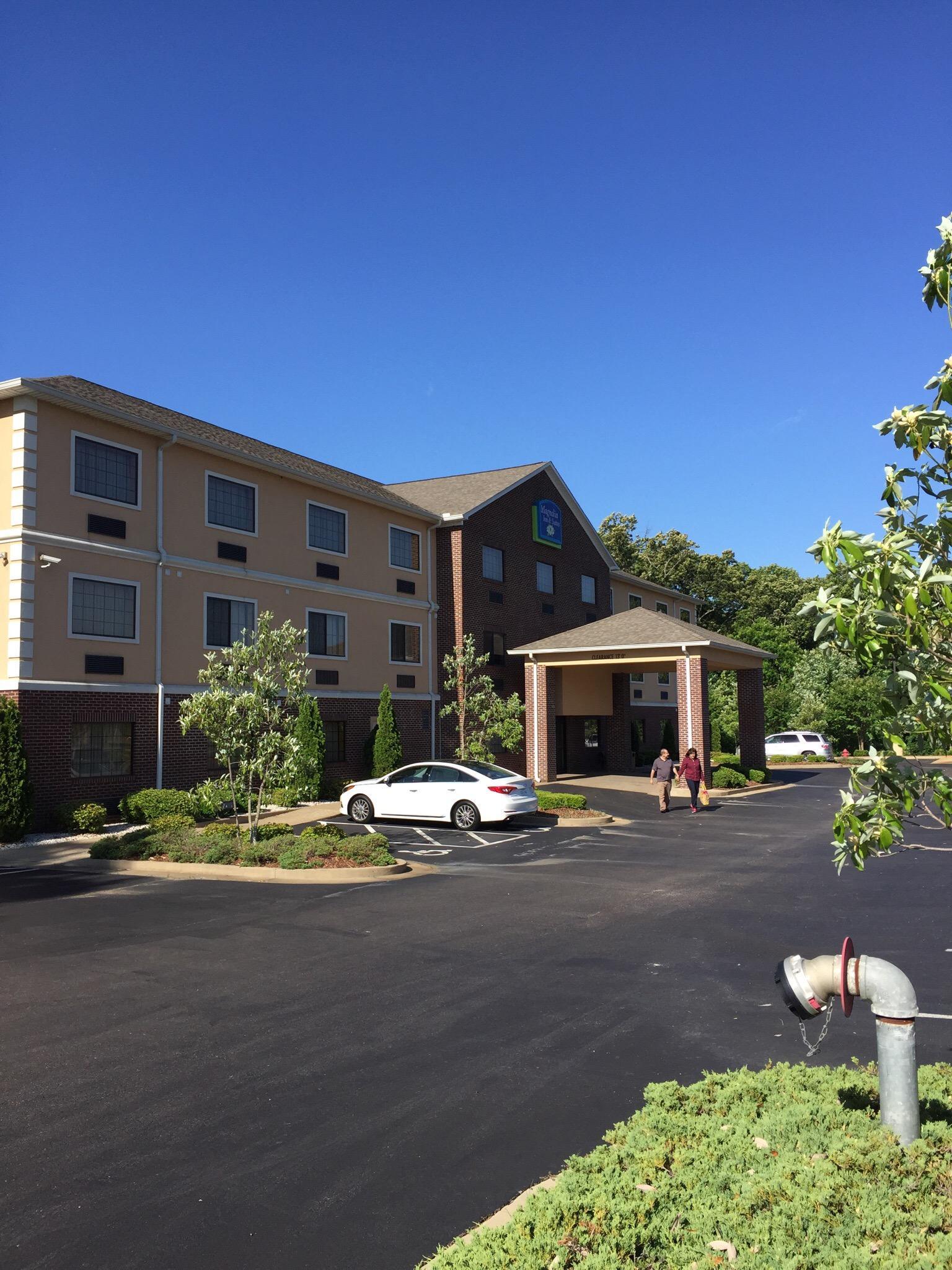 Magnolia Inn & Suites