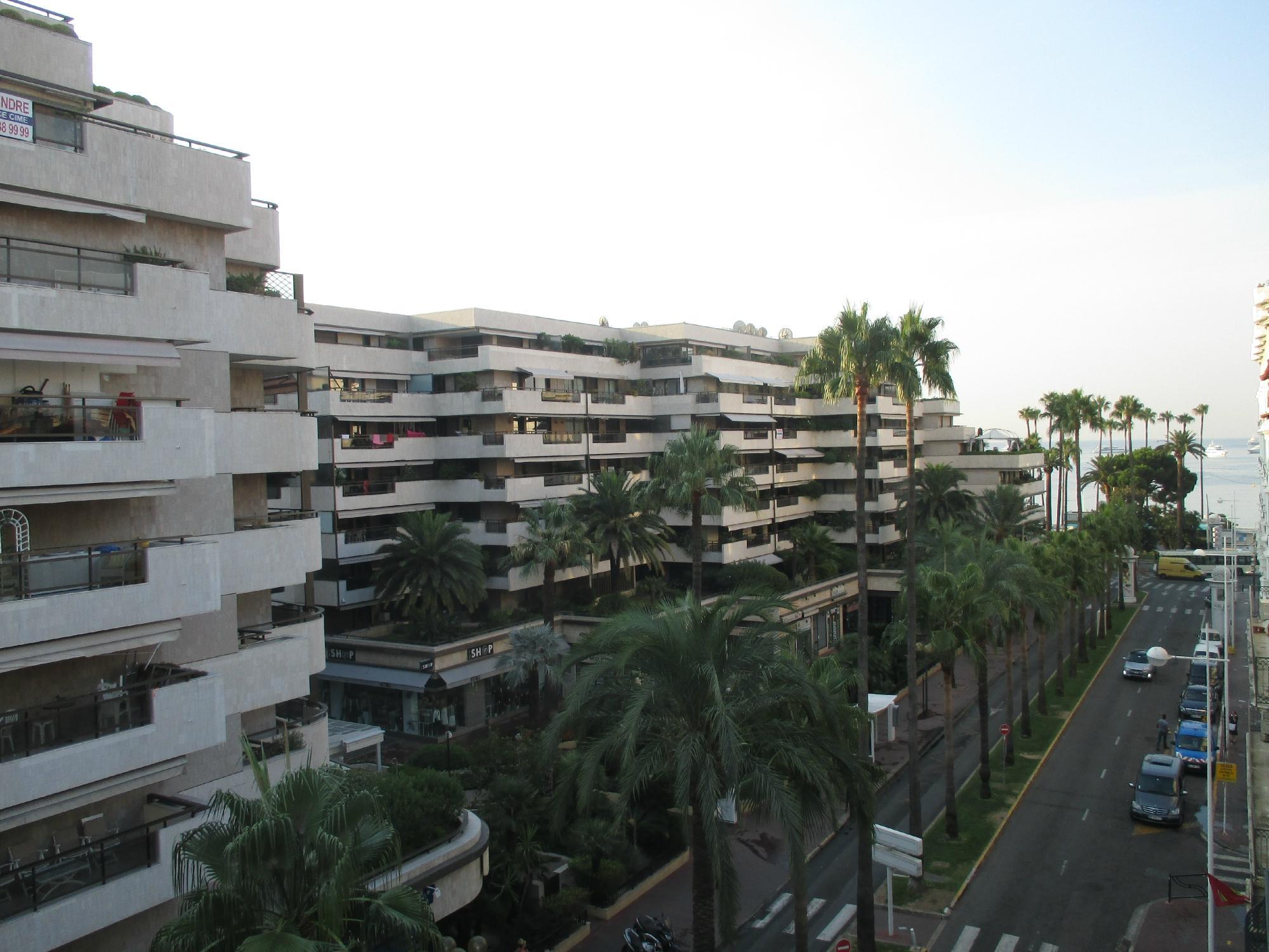 Modern Waikiki Hotel